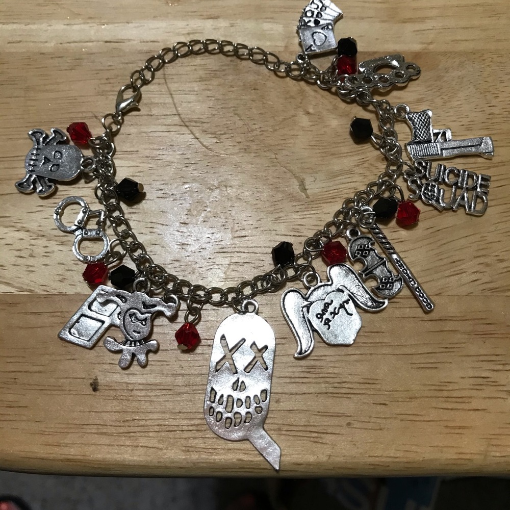 Harley Quinn charm bracelet - Picture 2 of 4
